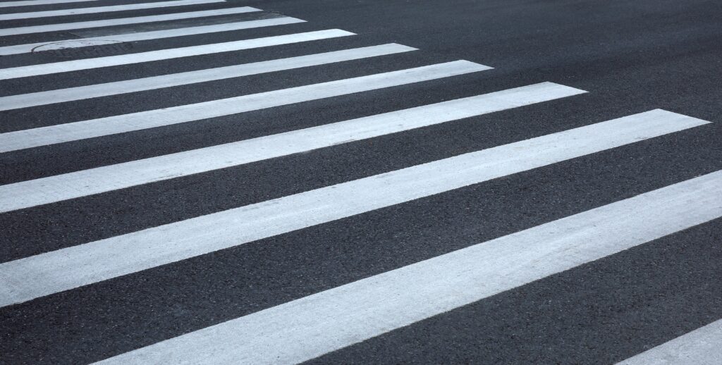 Comment les lignes blanches rendent-elles la route plus sûre pour tous?