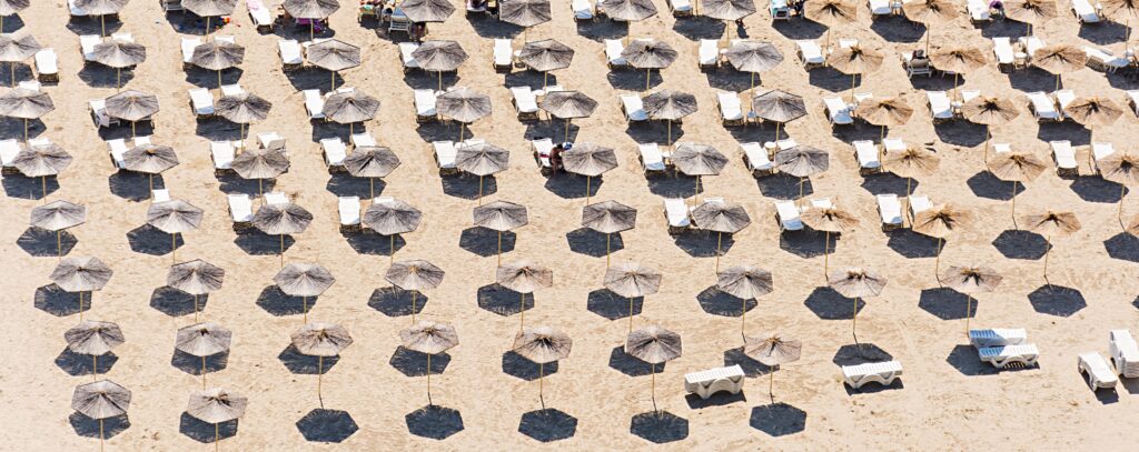 Comment le dioxyde de titane contenu dans les écrans solaires nous protège du soleil